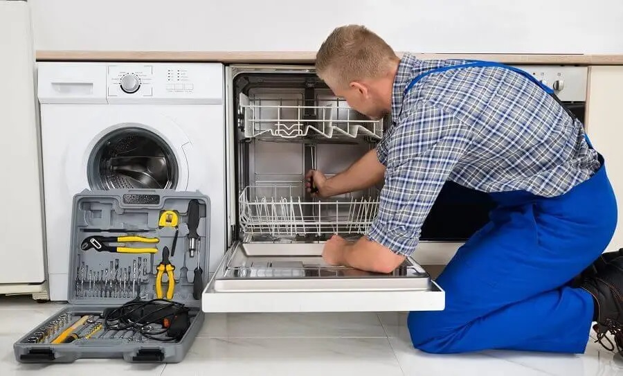 Selendi Hotpoint servisi teknisyen ekibi beyaz eşya tamiri yaparken